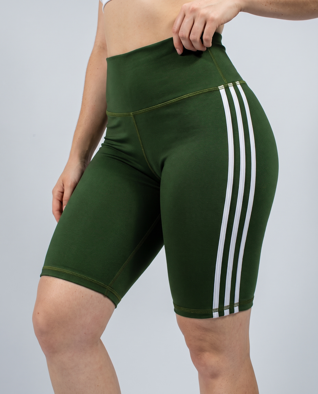 Biker Line Verde Militar - detalle rayas y costuras